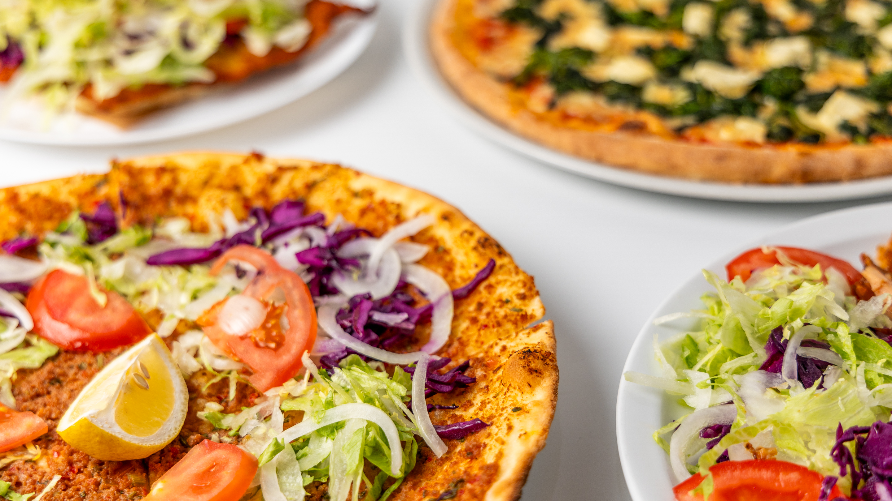 Lahmacun frisch zubereitet – Hayat Pizza Kebap Wien